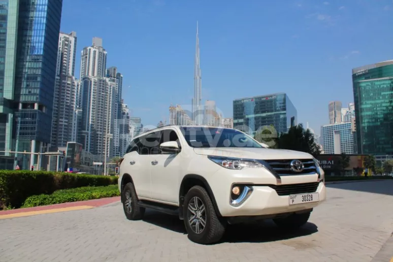 Toyota Fortuner (Жемчужно-белый), 2020 для аренды в Дубай