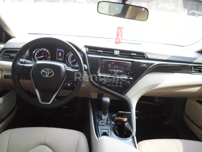 Toyota Camry (Белый), 2019 для аренды в Дубай