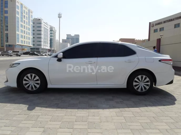 Toyota Camry (Белый), 2019 для аренды в Дубай