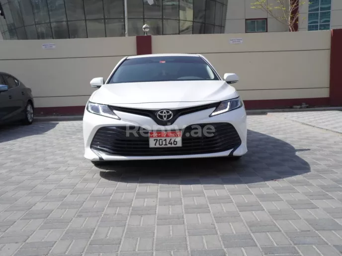 Toyota Camry (Белый), 2019 для аренды в Дубай