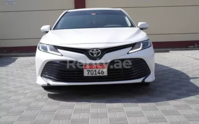 Toyota Camry (Wei&szlig;), 2019 zur Miete in Dubai
