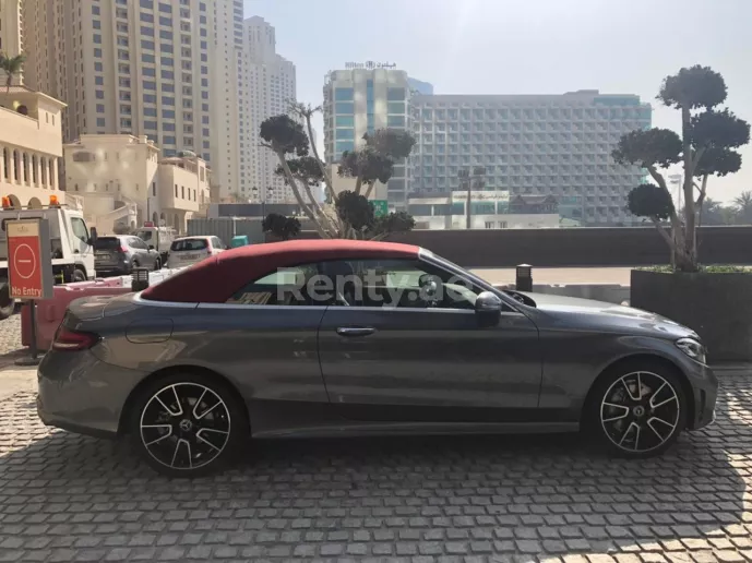在迪拜 租 奔驰C200 敞篷车 (深灰色), 2021
