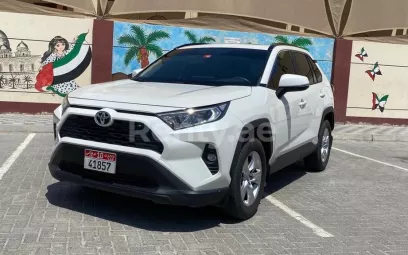 在迪拜 租 丰田汽车RAV4 (白色), 2019