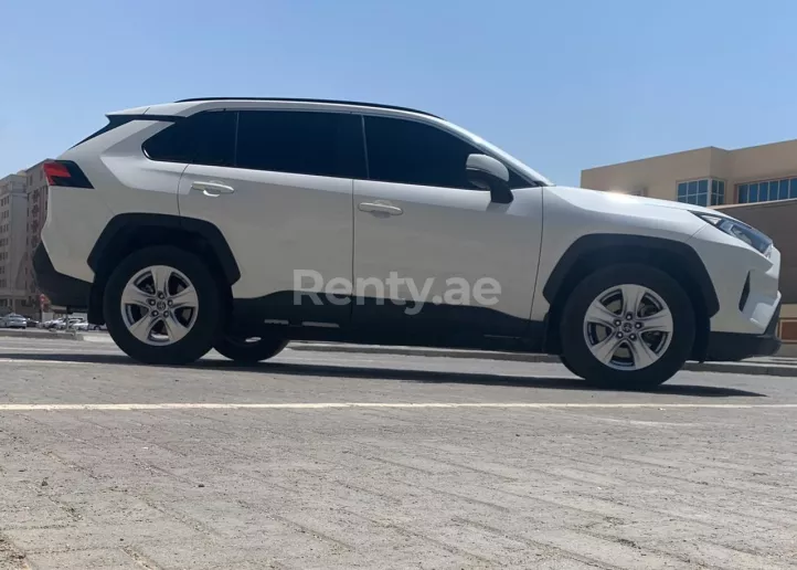 إيجار تويوتا RAV4 (أبيض), 2019 في دبي
