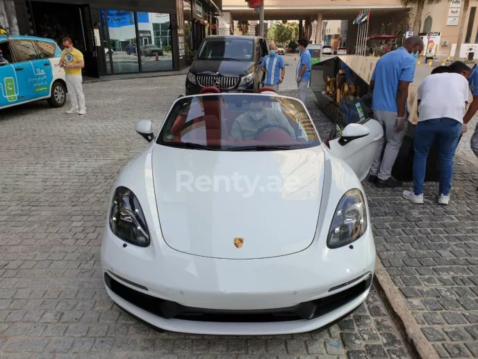 Porsche Boxster (Blanco), 2021 para alquiler en Dub&aacute;i