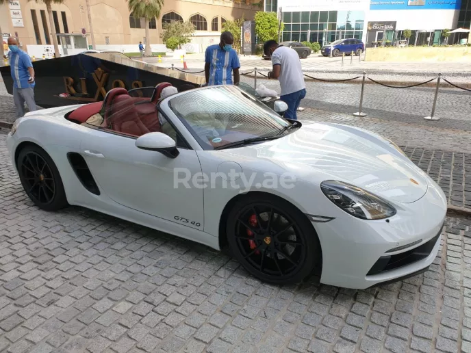 Porsche Boxster (Blanco), 2021 para alquiler en Dub&aacute;i