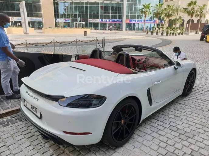 Porsche Boxster (Blanco), 2021 para alquiler en Dub&aacute;i