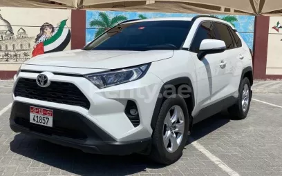 在迪拜 租 丰田汽车RAV4 (白色), 2019