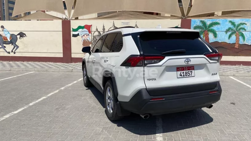 إيجار تويوتا RAV4 (أبيض), 2019 في دبي