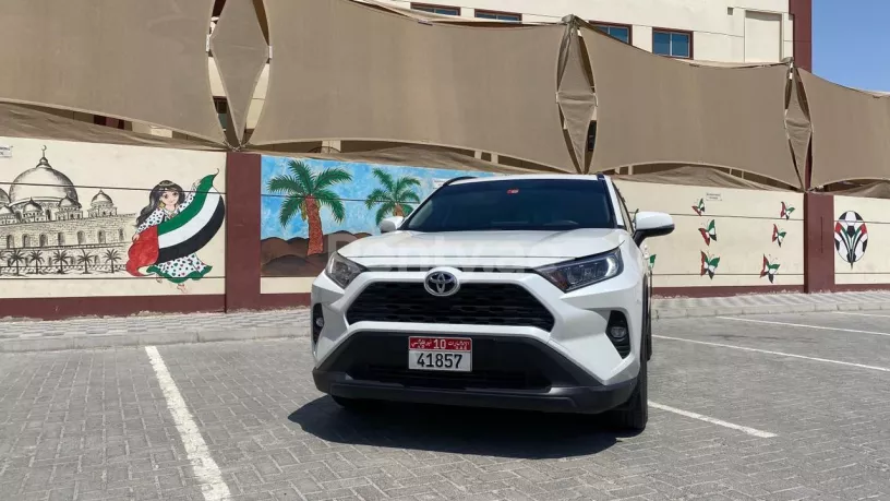 إيجار تويوتا RAV4 (أبيض), 2019 في دبي
