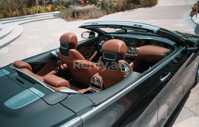Mercedes S 500 Cabrio (Negro), 2018 para alquiler en Dub&aacute;i