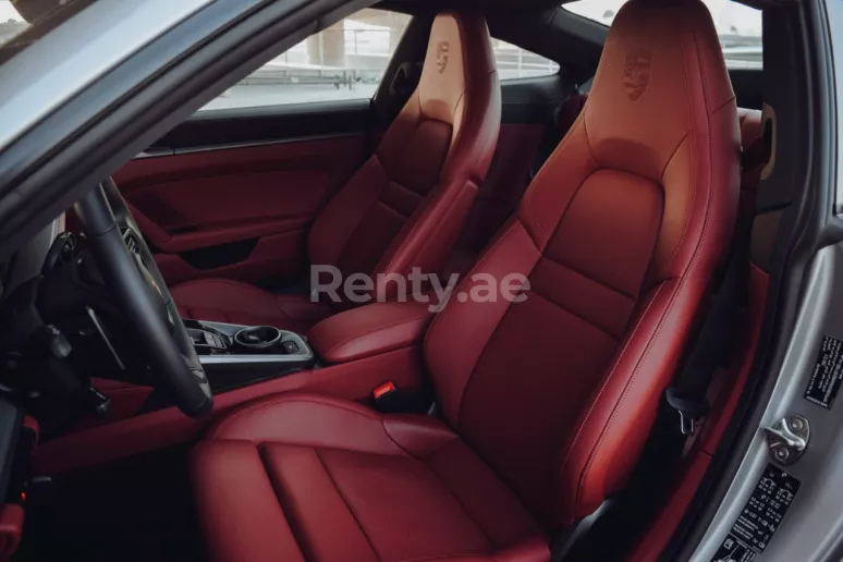 Porsche 911 Carrera 2s (Zilver), 2021 te huur in Dubai