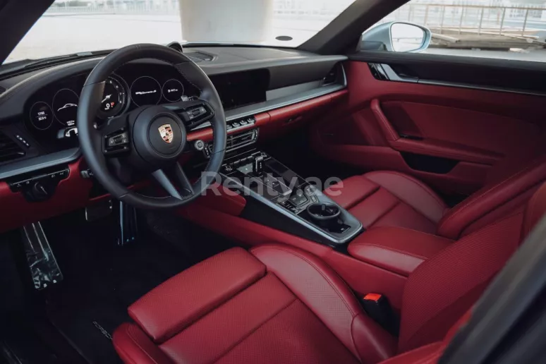Porsche 911 Carrera 2s (Zilver), 2021 te huur in Dubai