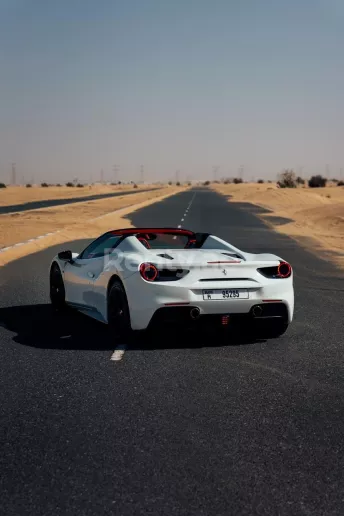 Ferrari 488 Spyder (Blanco), 2018 para alquiler en Dub&aacute;i