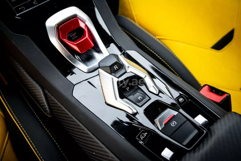 Dubai'de kiralık Lamborghini Evo Spyder (Sarı), 2021