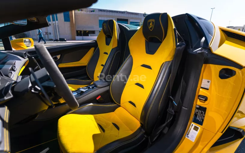 Dubai'de kiralık Lamborghini Evo Spyder (Sarı), 2021