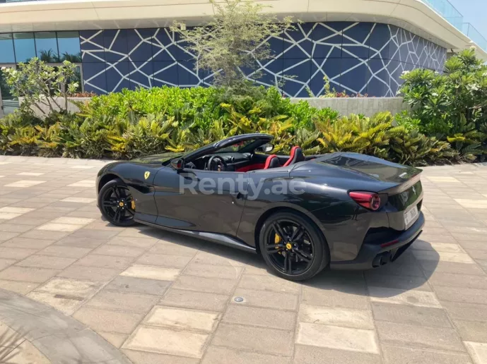 Ferrari Portofino Rosso (Noir), 2020 &agrave; louer &agrave; Duba&iuml;