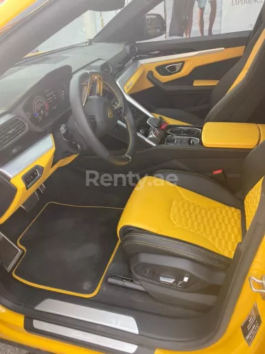 Dubai'de kiralık Lamborghini Urus (Sarı), 2021