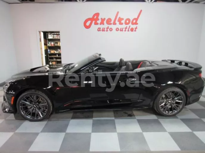 Chevrolet Camaro convertible (Negro), 2019 para alquiler en Dub&aacute;i