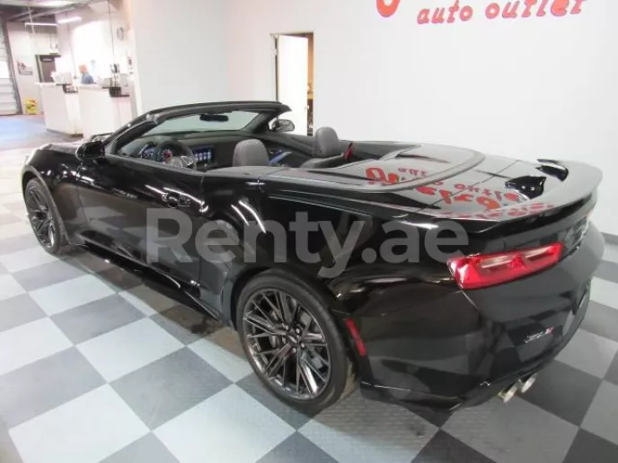 Chevrolet Camaro convertible (Negro), 2019 para alquiler en Dub&aacute;i