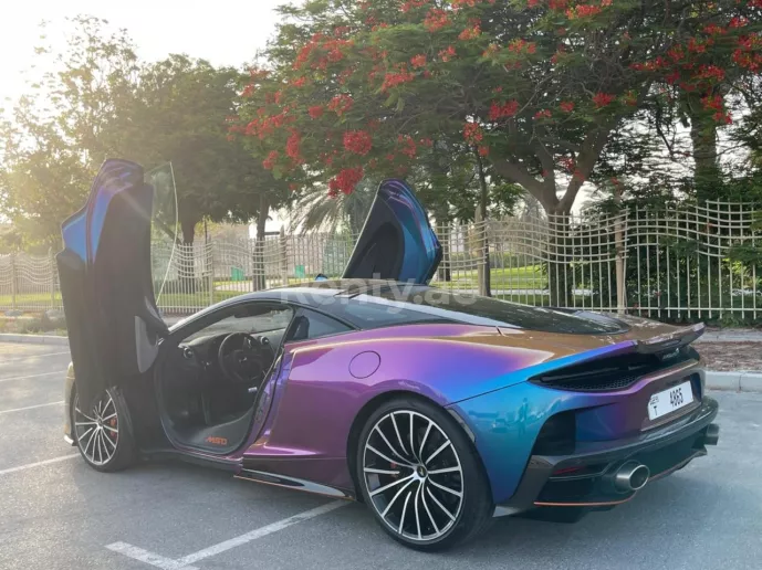 在迪拜 租 迈凯伦 GT (紫色的), 2021