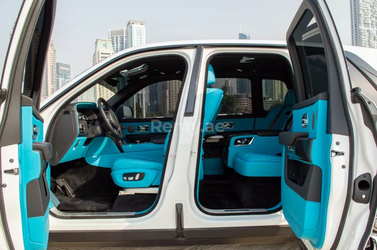 Dubai'de kiralık Rolls Royce Cullinan black badge (Beyaz), 2021
