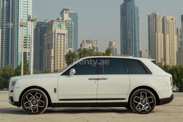 Dubai'de kiralık Rolls Royce Cullinan black badge (Beyaz), 2021