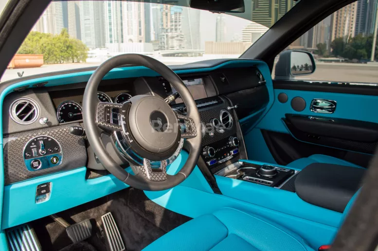 Dubai'de kiralık Rolls Royce Cullinan black badge (Beyaz), 2021