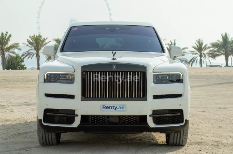 Dubai'de kiralık Rolls Royce Cullinan black badge (Beyaz), 2021