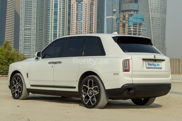 Dubai'de kiralık Rolls Royce Cullinan black badge (Beyaz), 2021