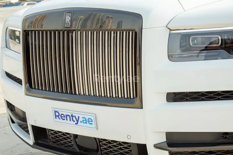 Dubai'de kiralık Rolls Royce Cullinan black badge (Beyaz), 2021