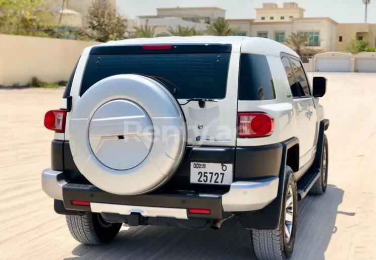 Toyota FJ Cruiser (Blanc), 2020 &agrave; louer &agrave; Duba&iuml;