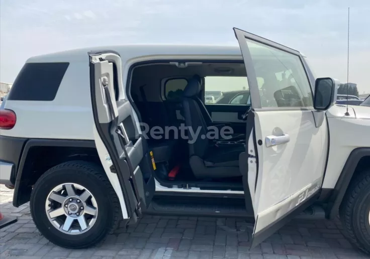 Toyota FJ Cruiser (Blanc), 2020 &agrave; louer &agrave; Duba&iuml;