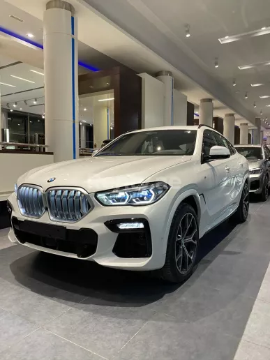 BMW X6 (Blanco), 2022 para alquiler en Dub&aacute;i