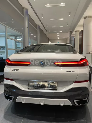 BMW X6 (Blanco), 2022 para alquiler en Dub&aacute;i