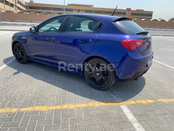Alfa Romeo Giulietta (Bleue), 2020 &agrave; louer &agrave; Duba&iuml;