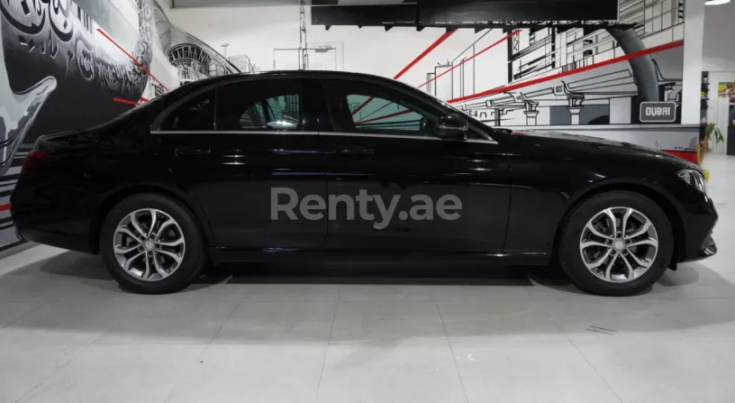 在迪拜 租 梅赛德斯 E 200 (黑色), 2019
