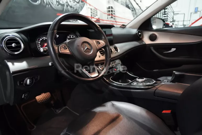 在迪拜 租 梅赛德斯 E 200 (黑色), 2019