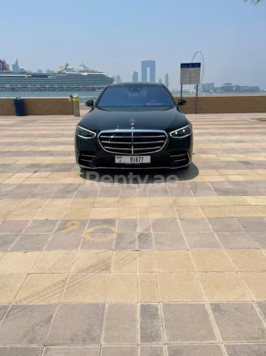 Mercedes S500 (Zwart), 2021 te huur in Dubai