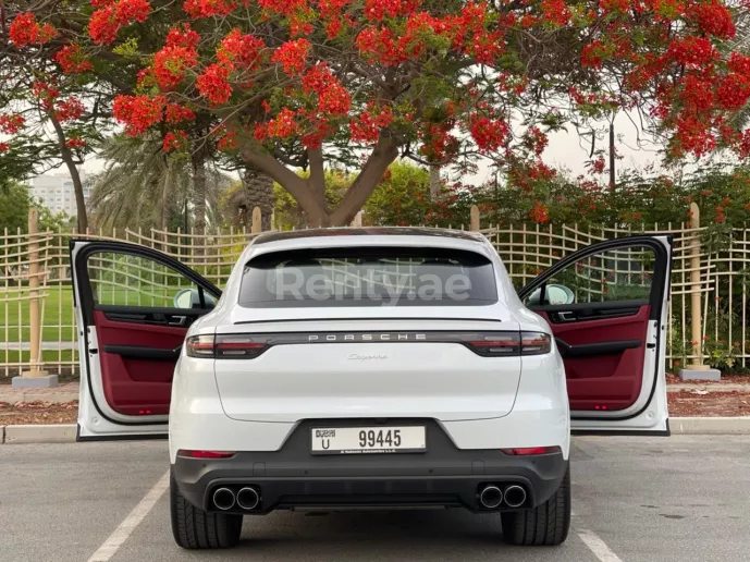 Porsche Cayenne (Blanco), 2020 para alquiler en Dub&aacute;i
