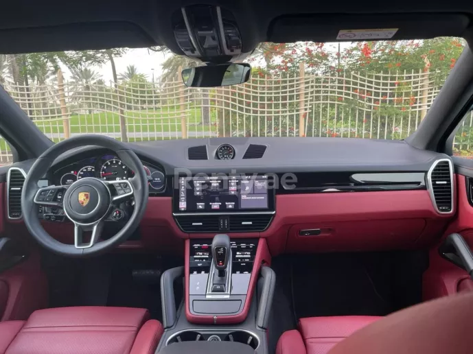 Porsche Cayenne (Blanco), 2020 para alquiler en Dub&aacute;i