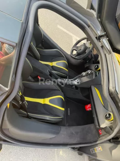 在迪拜 租 迈凯伦 720S (黄色), 2021