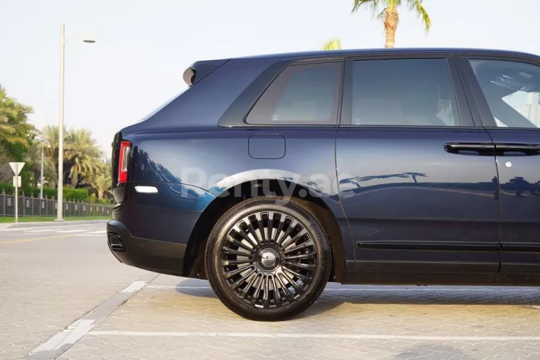 Rolls Royce Cullinan Mansory (Azul Oscuro), 2020 para alquiler en Dub&aacute;i
