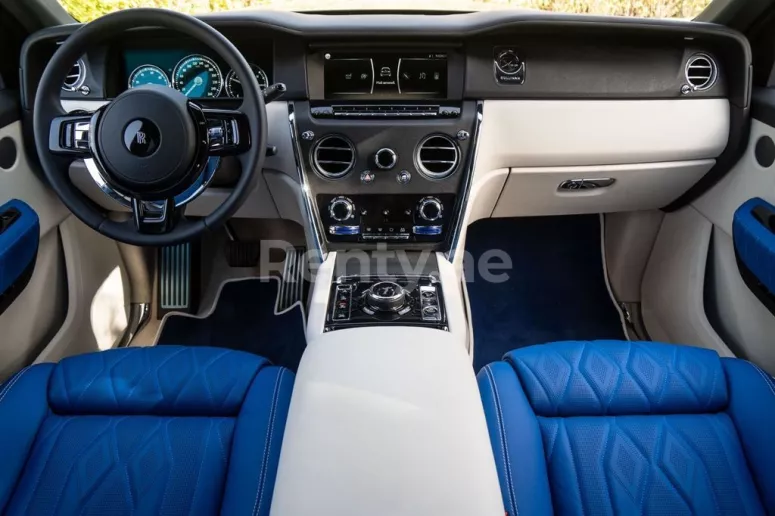 Rolls Royce Cullinan Mansory (Azul Oscuro), 2020 para alquiler en Dub&aacute;i