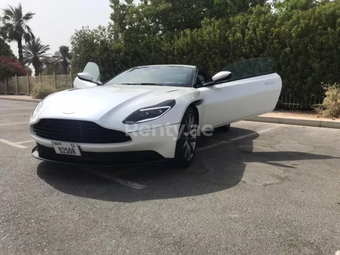 إيجار أستون مارتن DB11 (أبيض), 2018 في دبي