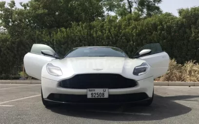 Aston Martin DB11 (Blanc), 2018 &agrave; louer &agrave; Duba&iuml;