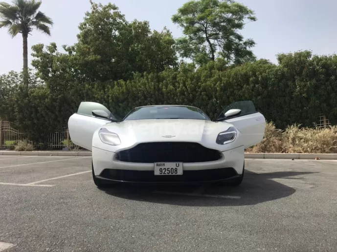إيجار أستون مارتن DB11 (أبيض), 2018 في دبي