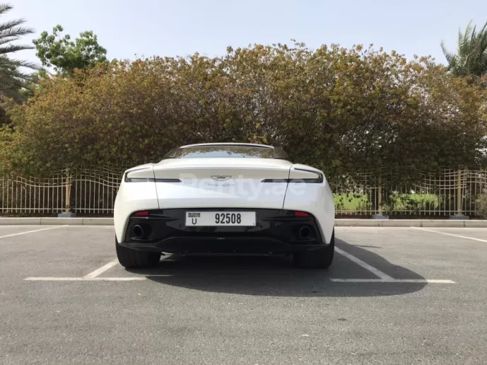 إيجار أستون مارتن DB11 (أبيض), 2018 في دبي