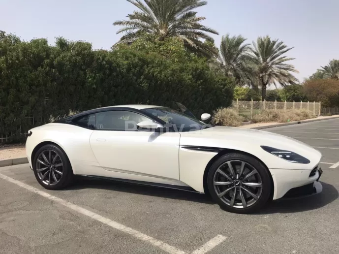 إيجار أستون مارتن DB11 (أبيض), 2018 في دبي