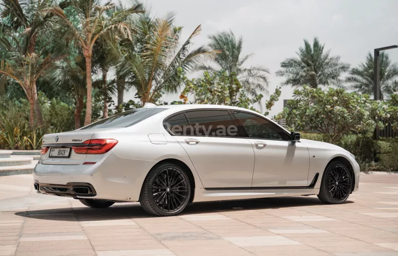 BMW 750 XDrive (Bianca), 2018 in affitto a Dubai